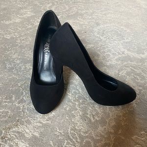 Timeless black pumps